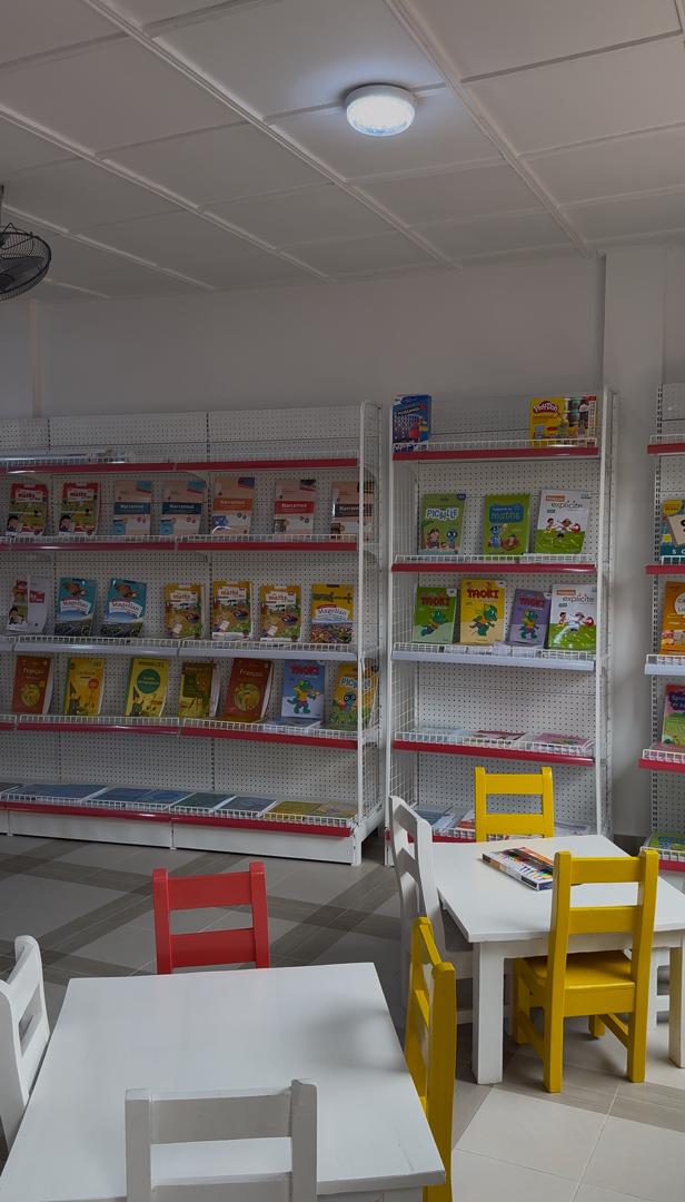 Élèves à la bibliothèque de l'école
